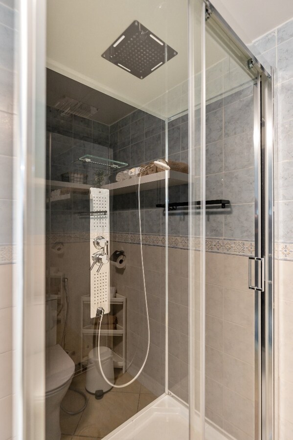 Ruim energiezuinig duplexappartement (146 m²) -  kwaliteitslabel B -  3 slaapkamers, terras en private buitenparking. 