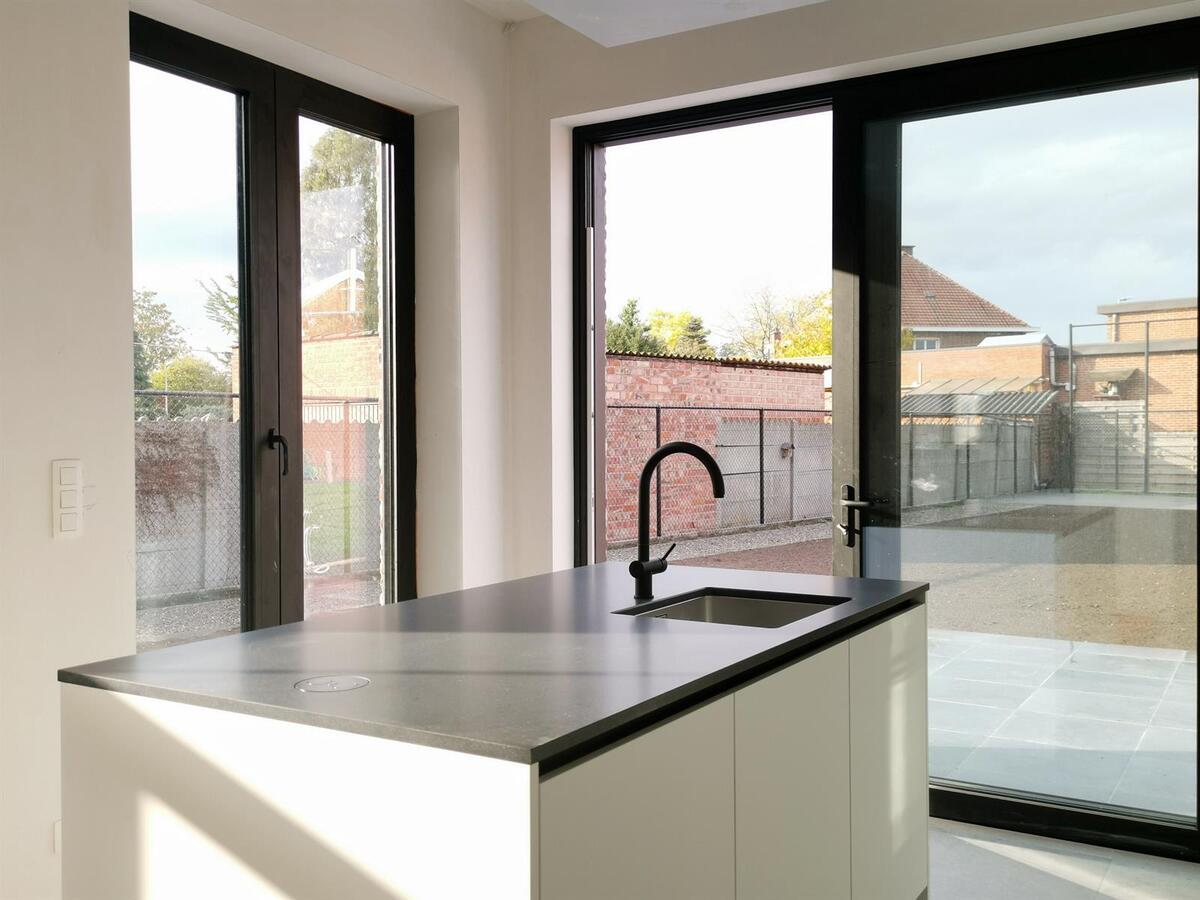 Ruime halfopen bebouwing. Volledig afgewerkte instapklare nieuwbouw. 