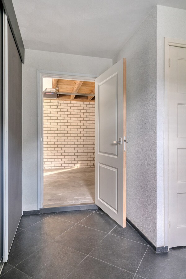 Volledig gerenoveerde woning met garage en carport gelegen aan de Beukenlaan 13 te Reusel. 