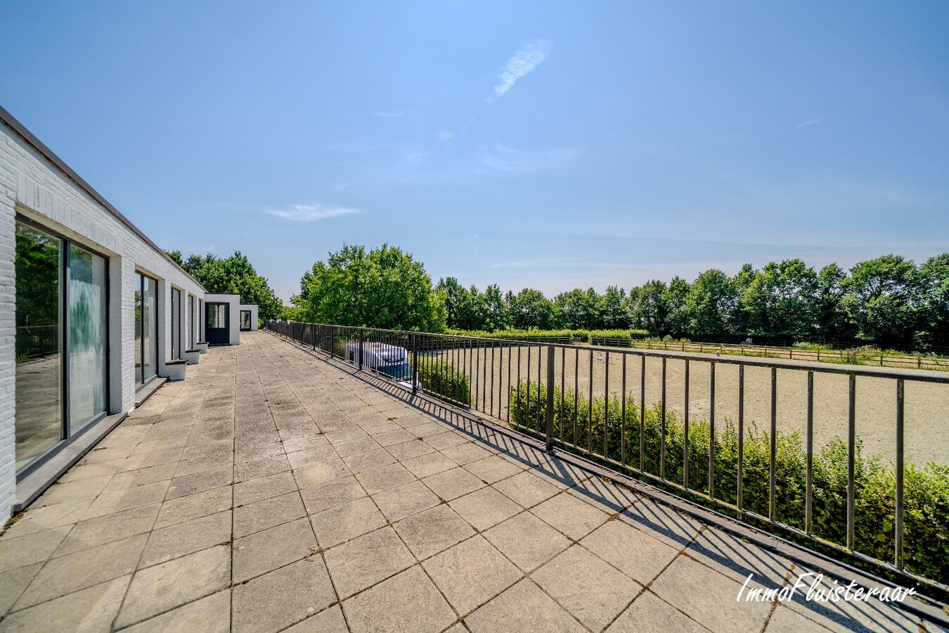 Unieke hippische accommodatie met 5 appartementen/studio’s op ruim 2,5 ha te Amougies (Henegouwen) 