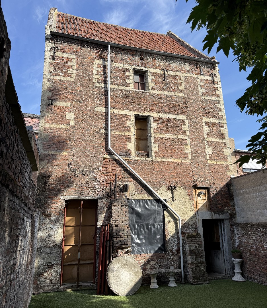 Uniek historisch stadspand met authentieke elementen en uitzonderlijk achtervolume,  centrum Tongeren. 