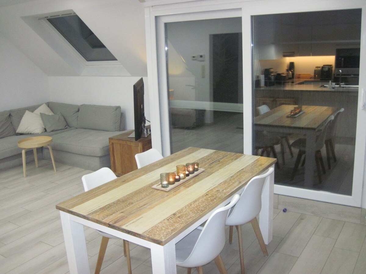 LUXUEUS 3-SLPK-APPARTEMENT  (zonder vaste kosten!). 