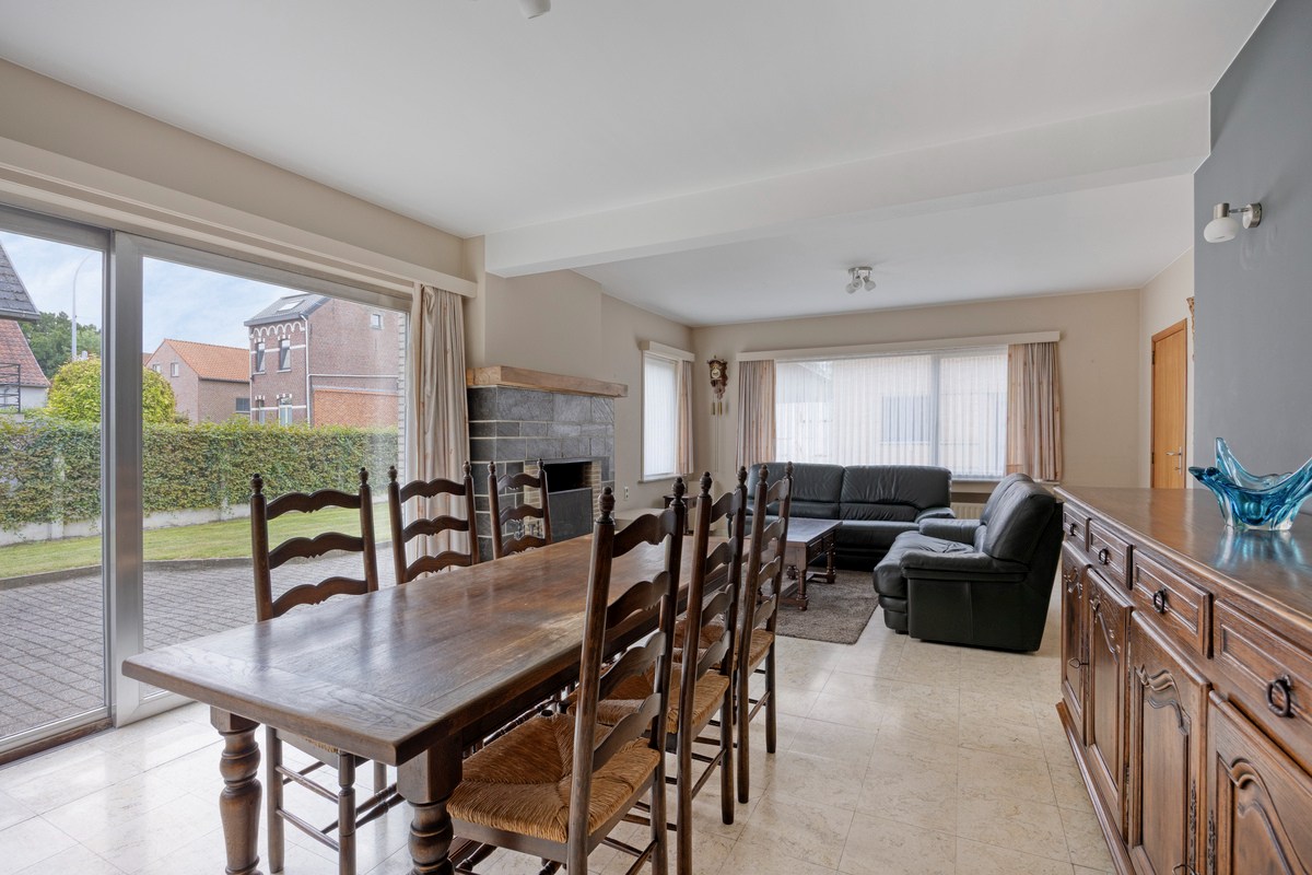 Halfopen bebouwing met 3 ruime slaapkamers. 