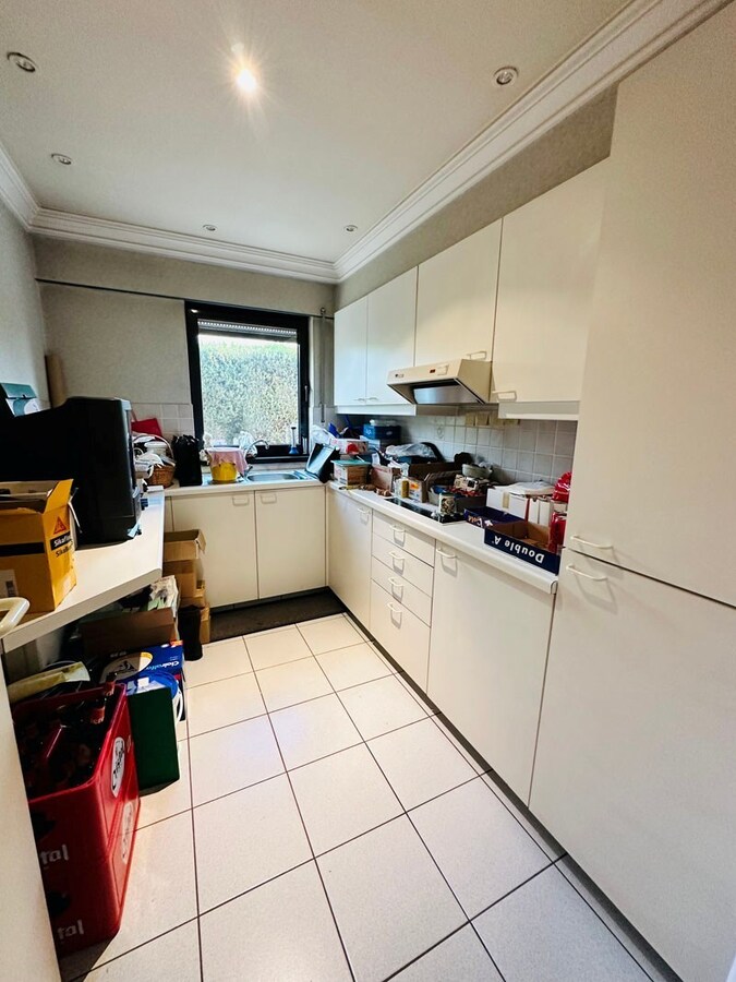 Ruim magazijn met kantoren met veel potentieel te Kuringen 