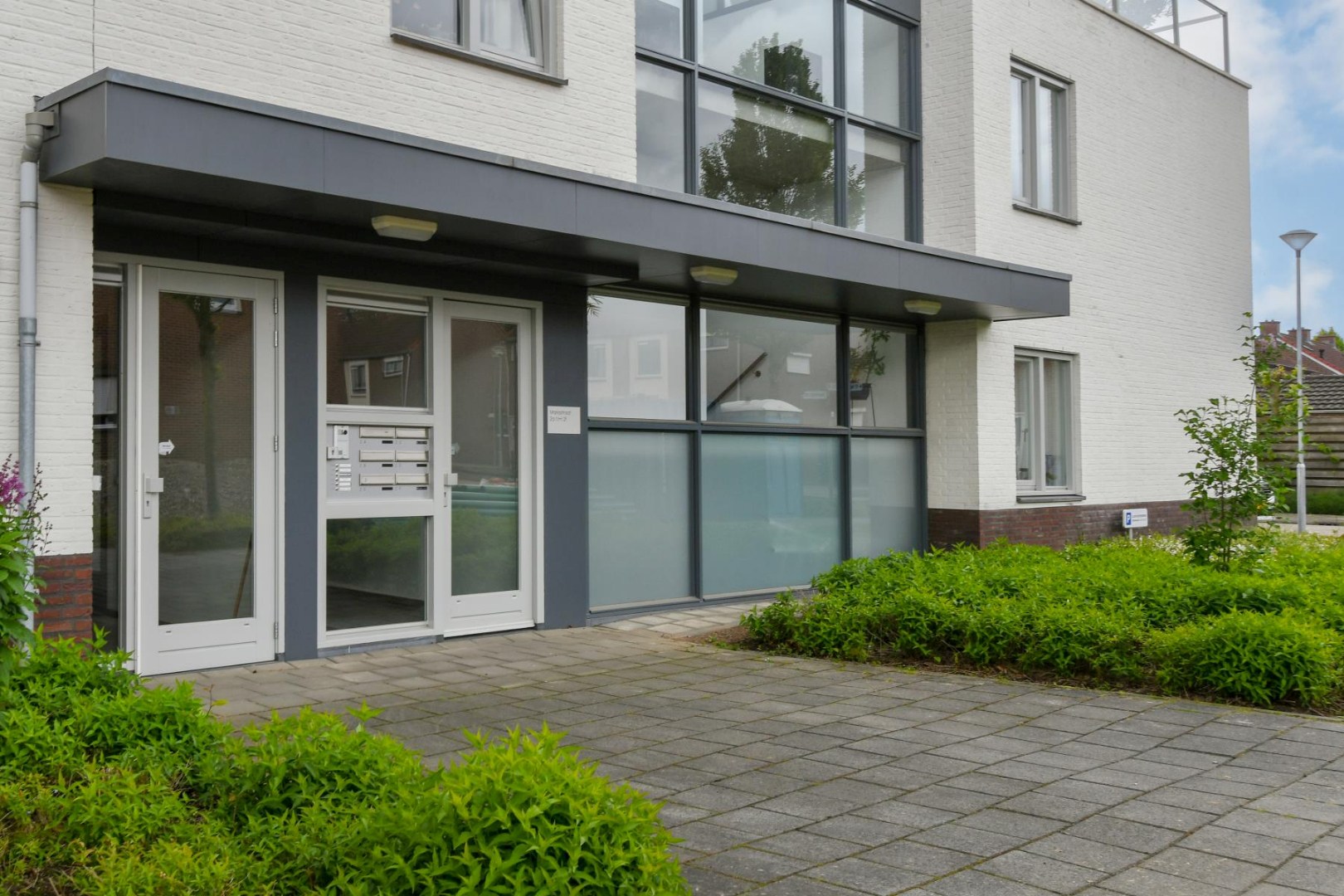 Goed onderhouden appartement op de begane grond met twee slaapkamers, terras, aparte berging en eigen parkeerplaats gelegen nabij het centrum van Kessel. 