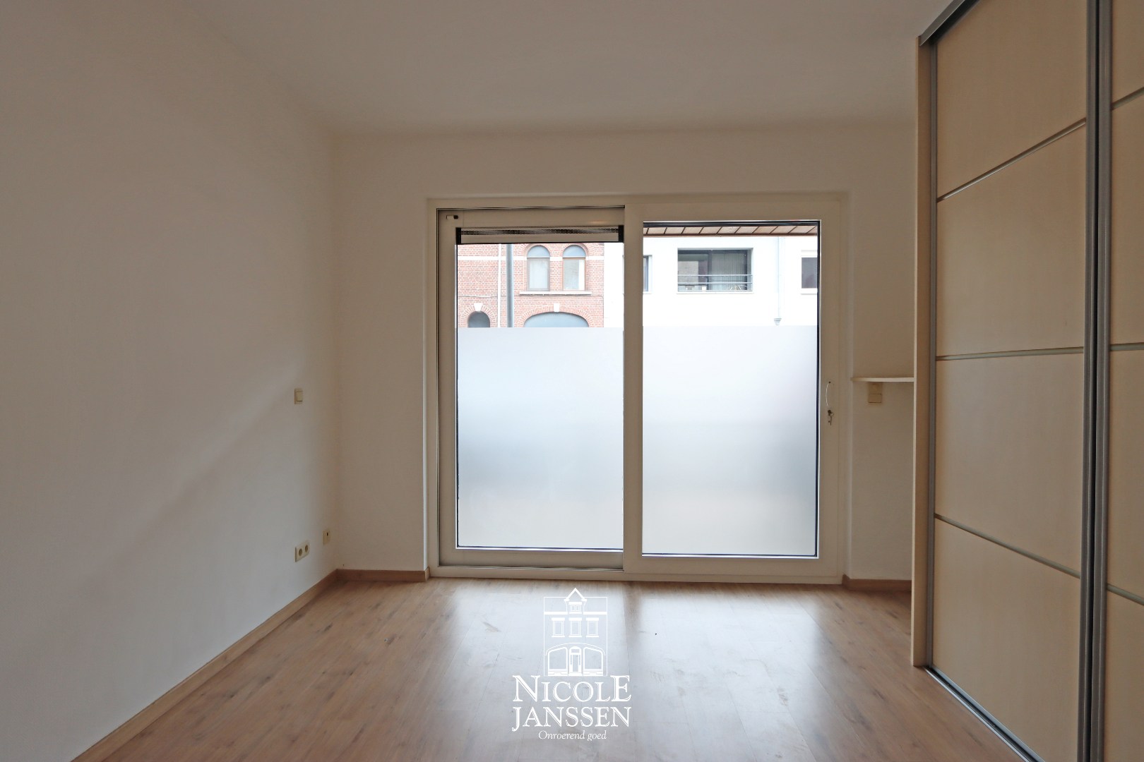 Slaapkamer met kastenwand 