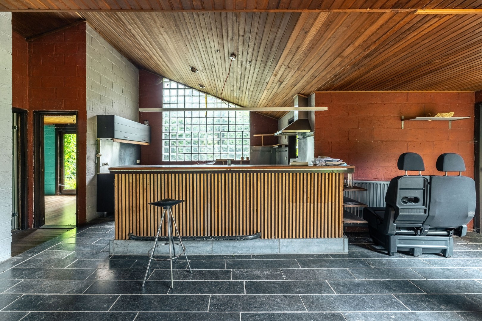 Seventies bungalowvilla met renovatiepotentieel op unieke ligging aan natuurgebied 