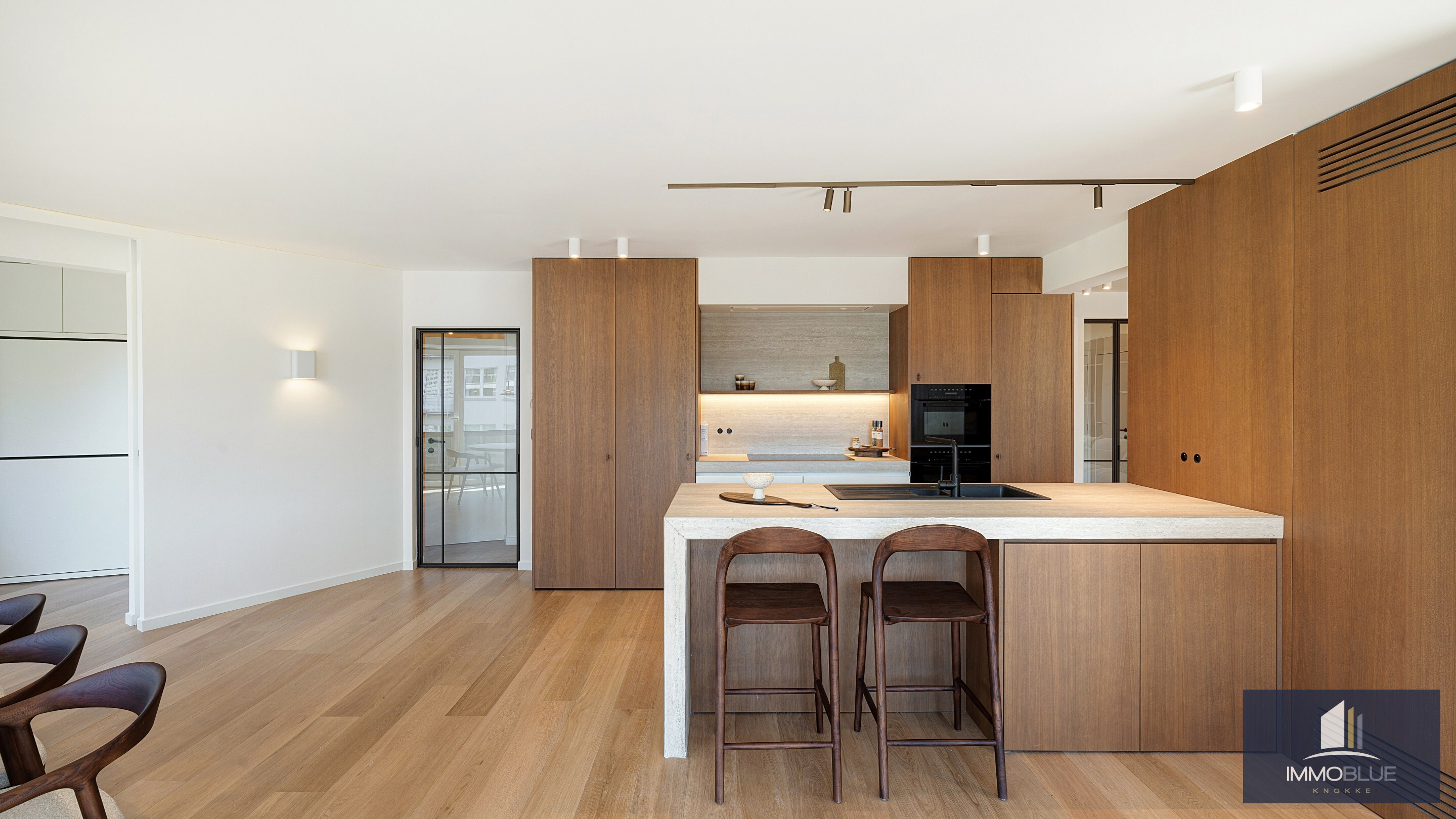 Uitzonderlijk hoekappartement, gelegen in de Zoutelaan, met een gevelbreedte van ca. 16 meter en biedt een open uitzicht op de Lippenslaan. 