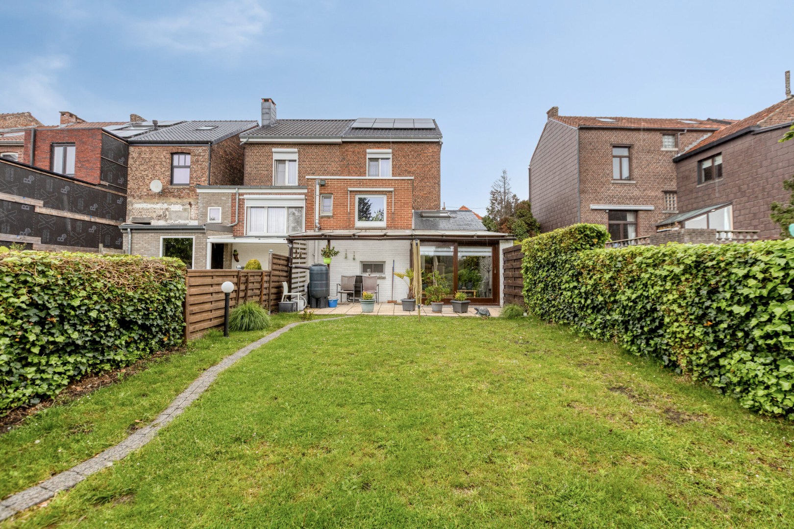 achtergevel met terras en tuin