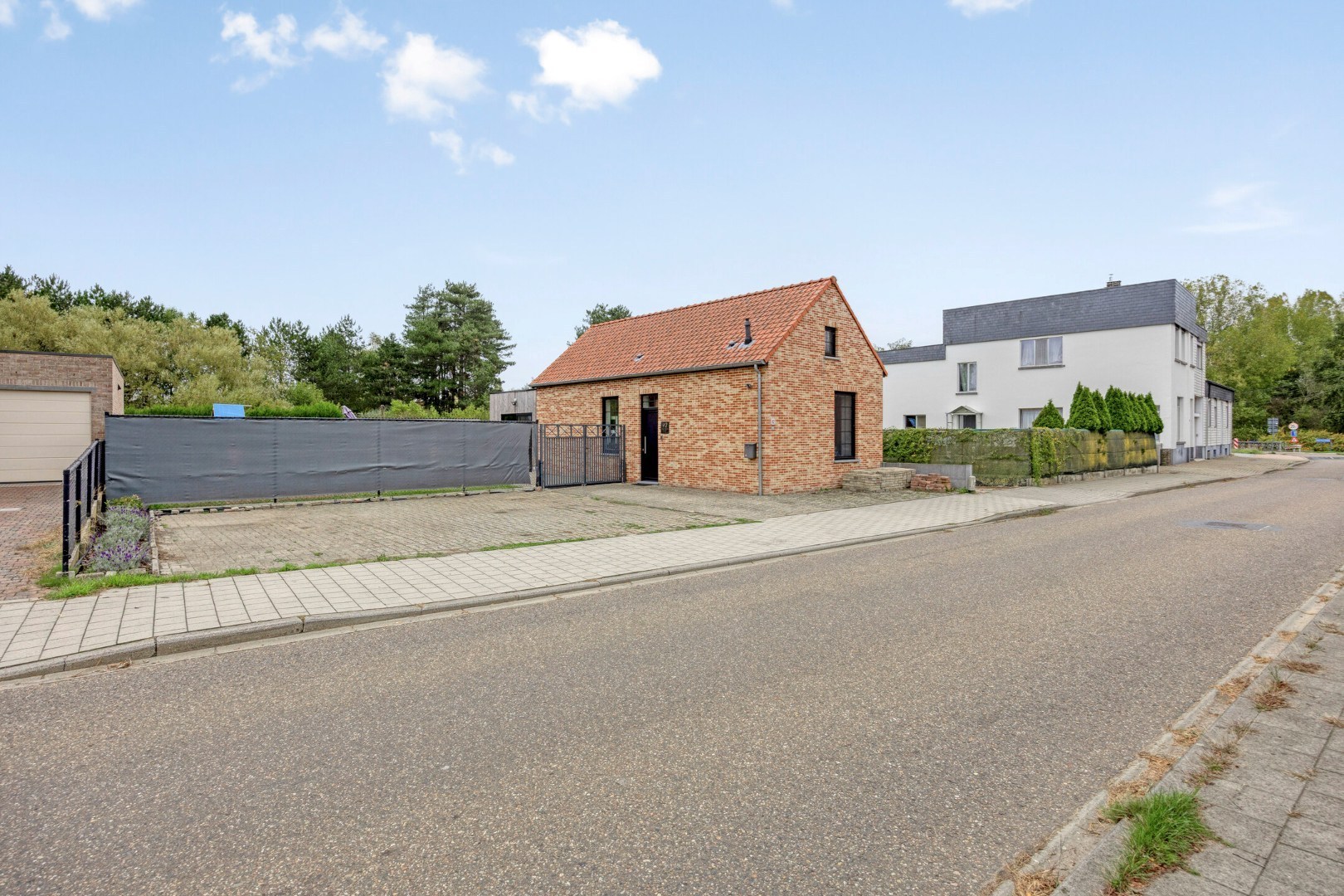 Instapklare woning met naastgelegen bouwgrond in Geel 