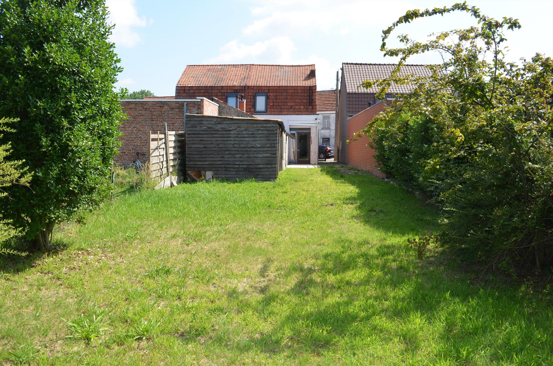 Te renoveren half open bebouwing gelegen te Bassevelde. 