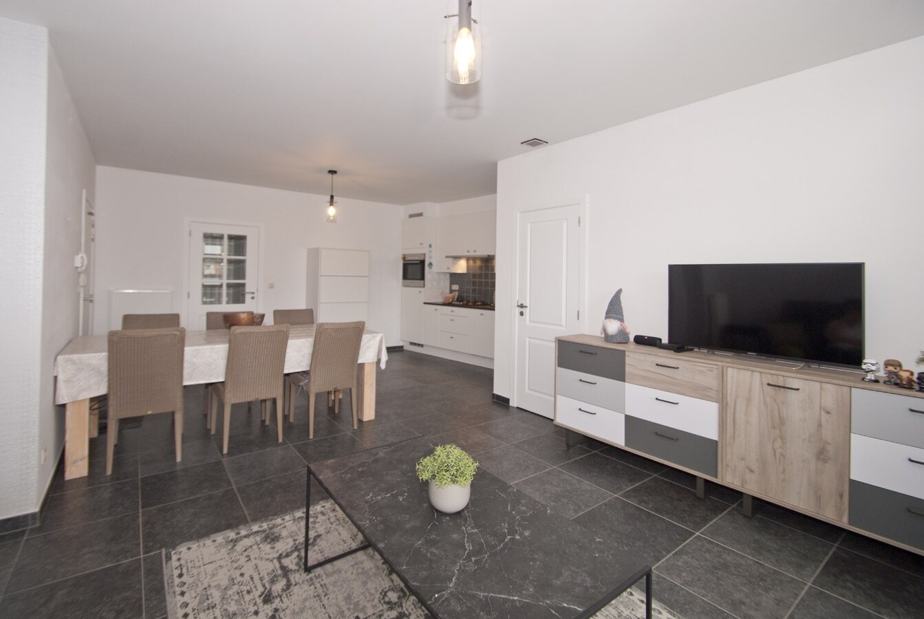 Instapklaar appartement met lift - 1 slpk, terras, 2 parkings 