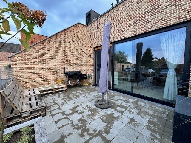 Hoogwaardig afgewerkt nieuwbouw gelijkvloers BEN-appartement met 2 slaapkamers, gelegen op het dorpsplein van Tongerlo. 