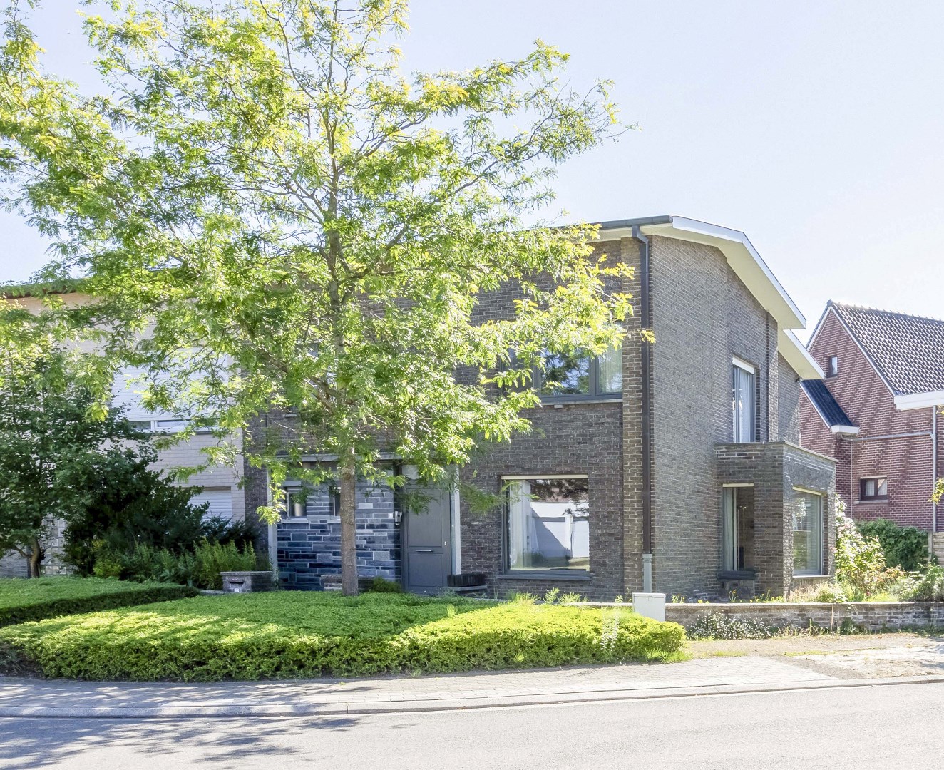 VERKOCHT - Ruime half open bebouwing met garage te Merelbeke 