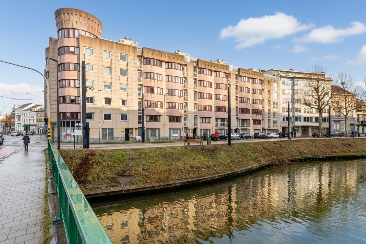 Lichtrijk tweeslaapkamer appartement met uniek waterzicht op Coupure Rechts 