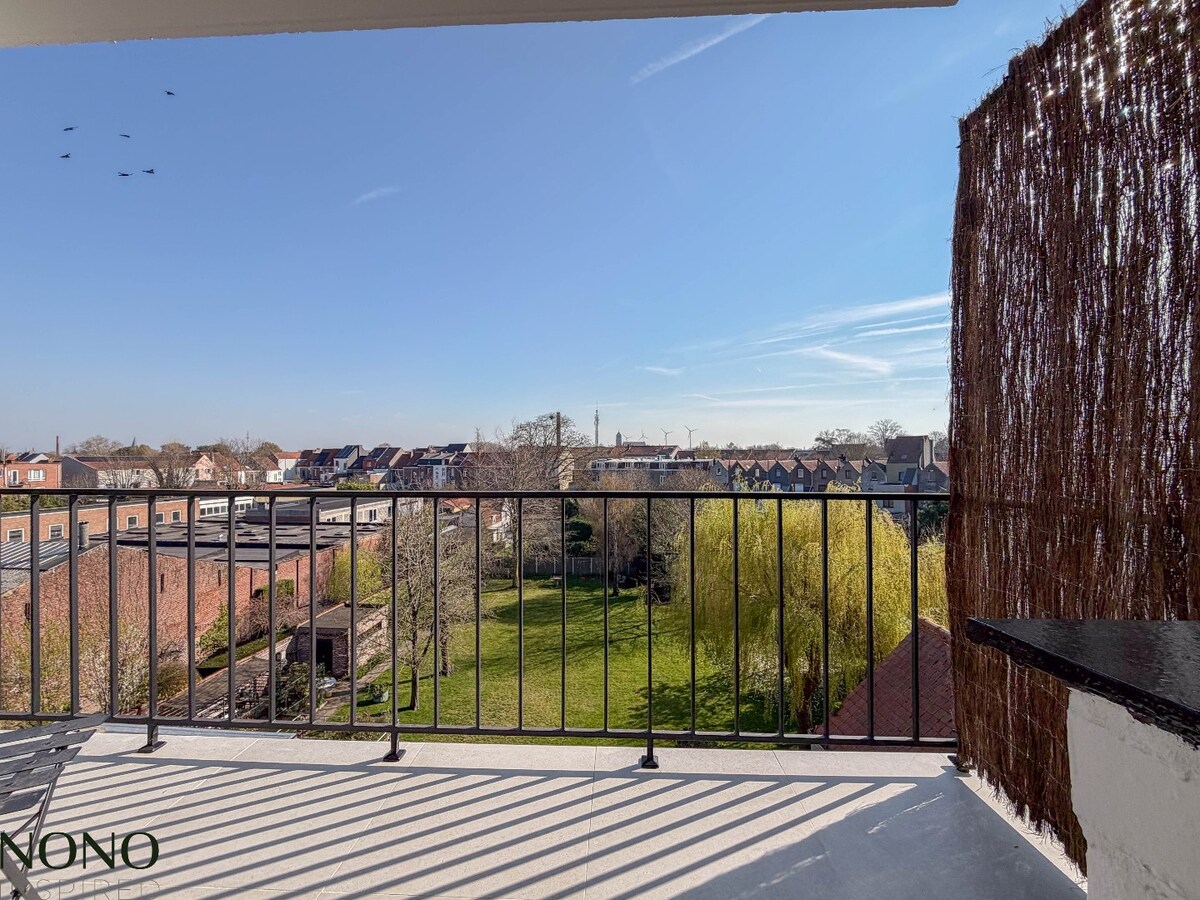 Fantastisch 2-slaapkamer appartement met staanplaats en terras pal in de Doorniksewijk !  *** NONO INSPIRED *** 