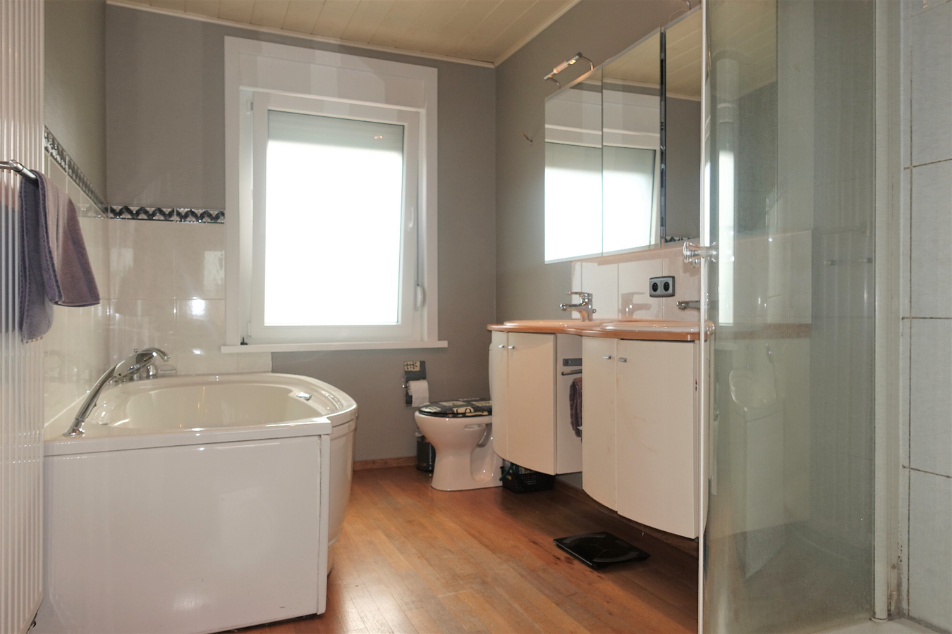 Half-open woning met grote tuin te Aartrijke 