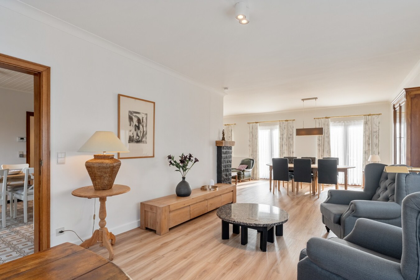 Zeer goed onderhouden gelijkvloerse gezinswoning op een riant perceel van 19a75ca op een rustige locatie te Schalkhoven, een deelgemeente van Hoeselt. 