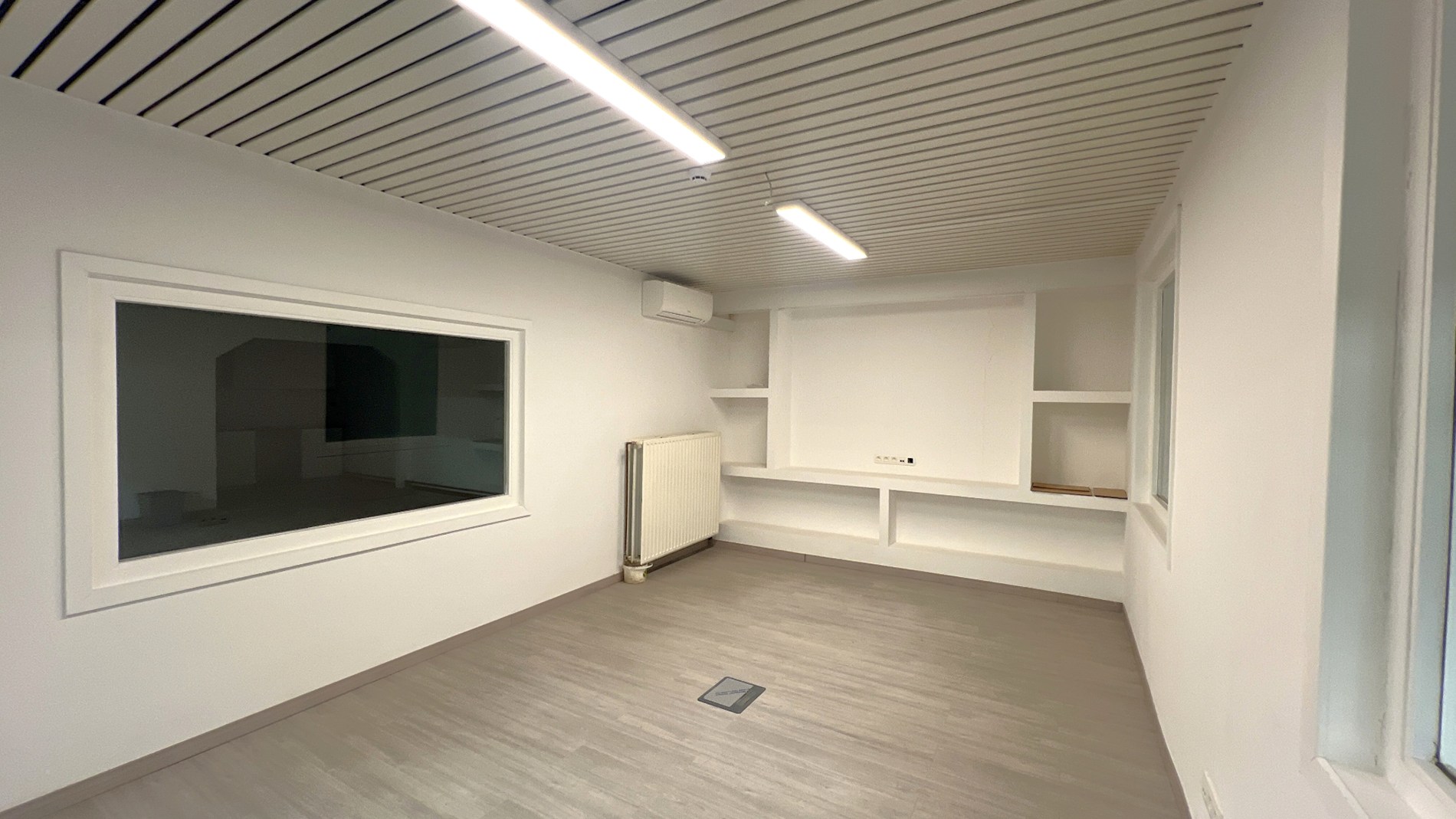 Bedrijfsgebouw te koop nabij R4 te Gent
