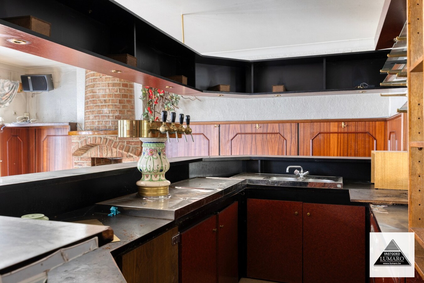 Te renoveren pand met woonst met pitoreske  voorgevel. "Önger de Poart". 