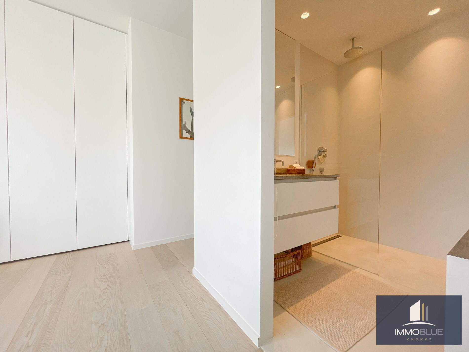 Subliem hoekappartement met ruime terrassen gelegen in het prestigieuze domein Tennis Garden. 