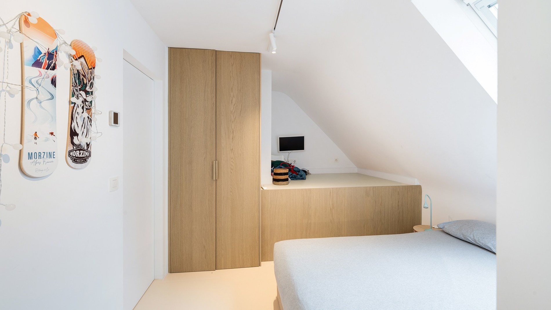 Magnifiek gerenoveerd duplexappartement met 3 SLAAPKAMERS VOOR DUBBEL BED en 3 badkamers. Ruim TERRAS vooraan en achteraan. Ideaal gelegen, rustig maar toch nabij Zeedijk en Lippenslaan. 