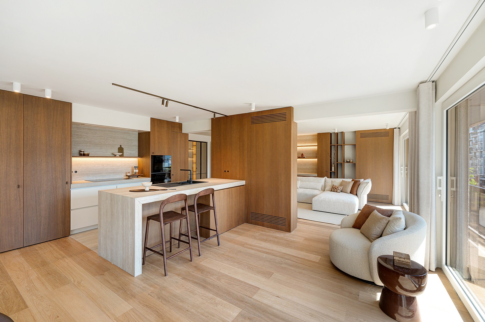 Appartement d'angle spacieux et luxueusement rénové avec des vues dégagées et une largeur de façade de plus de 16 mètres. 