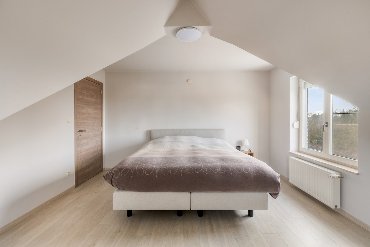 Instapklare villa met 3 slaapkamers, kantoor en garages 