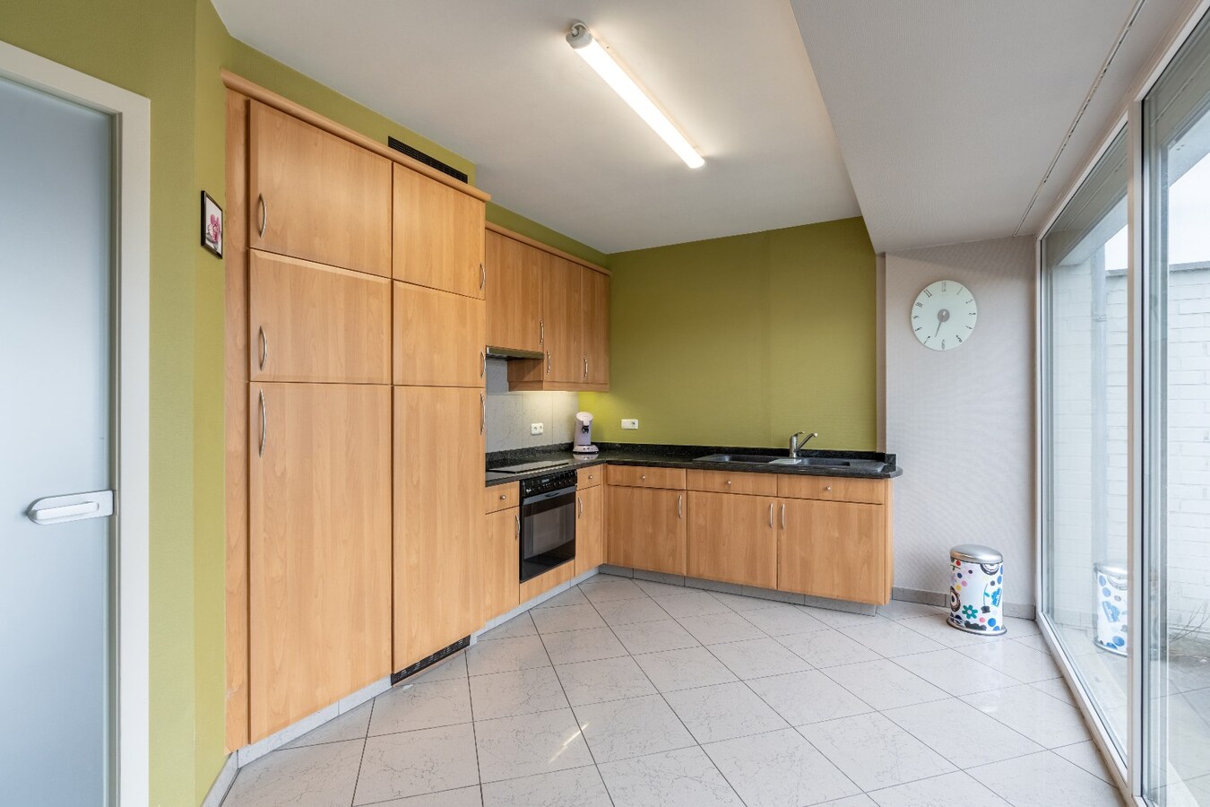 Ruim duplex appartement met 2 slaapkamers en garage. 
