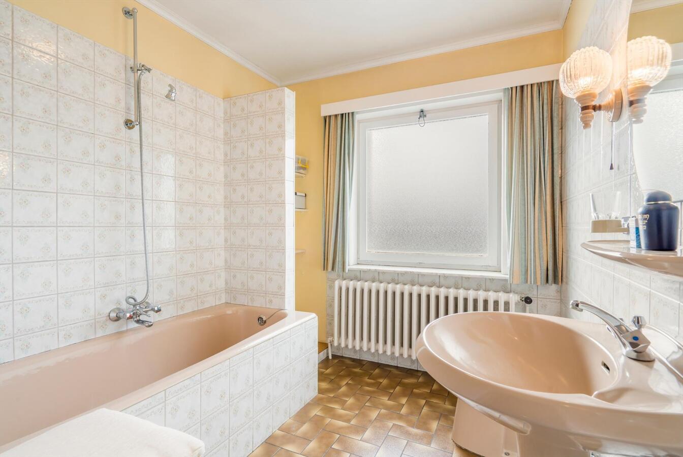 Woning met 5 slaapkamers op 832 m² in rustige straat te Oudenburg 