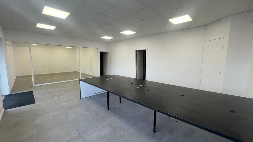 Bedrijfspand te huur in bedrijvenzone vlakbij E17 in Eke