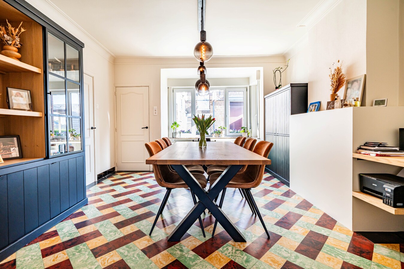 Gezinswoning met ruime opslagplaats en carport in het centrum van Ouwegem 