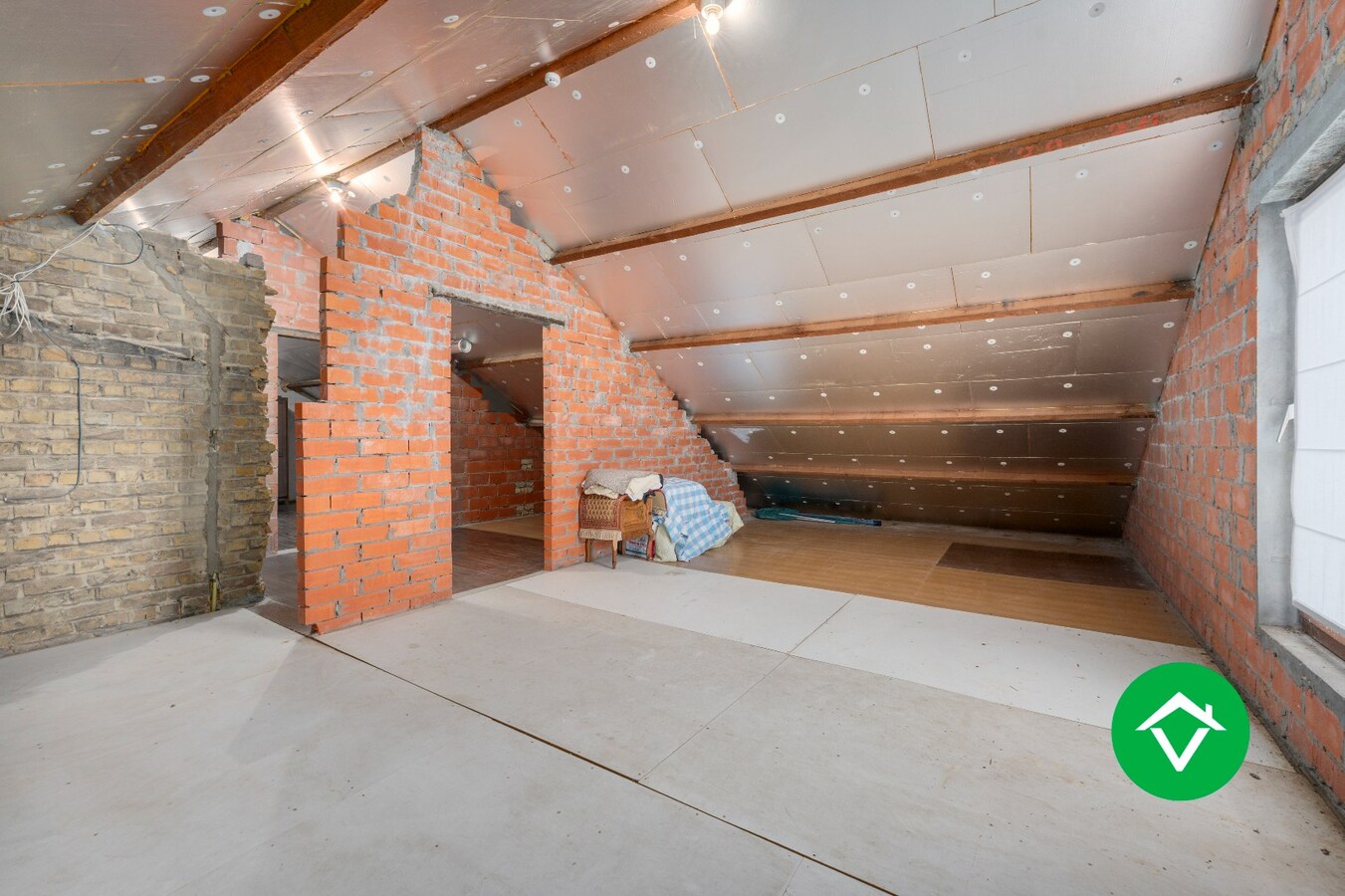 Rustig gelegen alleenstaande woning met bijgebouwen te Koekelare 