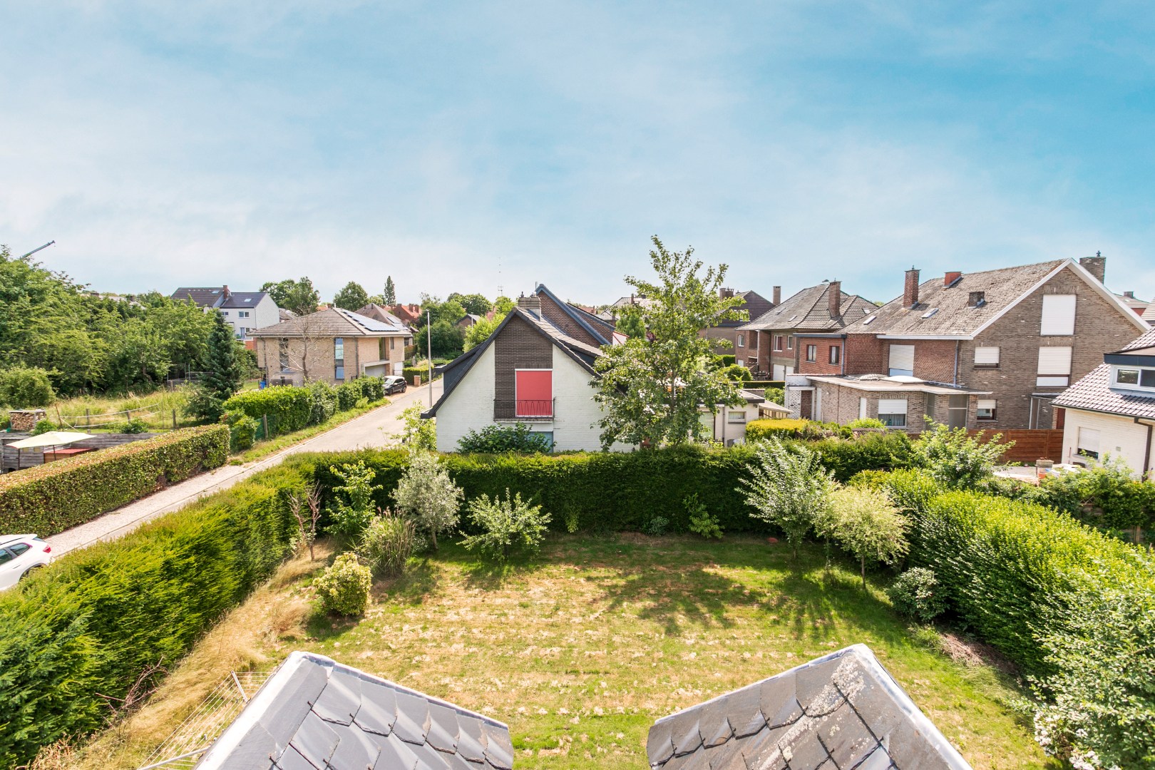 Ruime 4-gevelwoning met 4 slaapkamers, bureau, garage en tuin op 626 m² met bouwpotentieel in Halle 