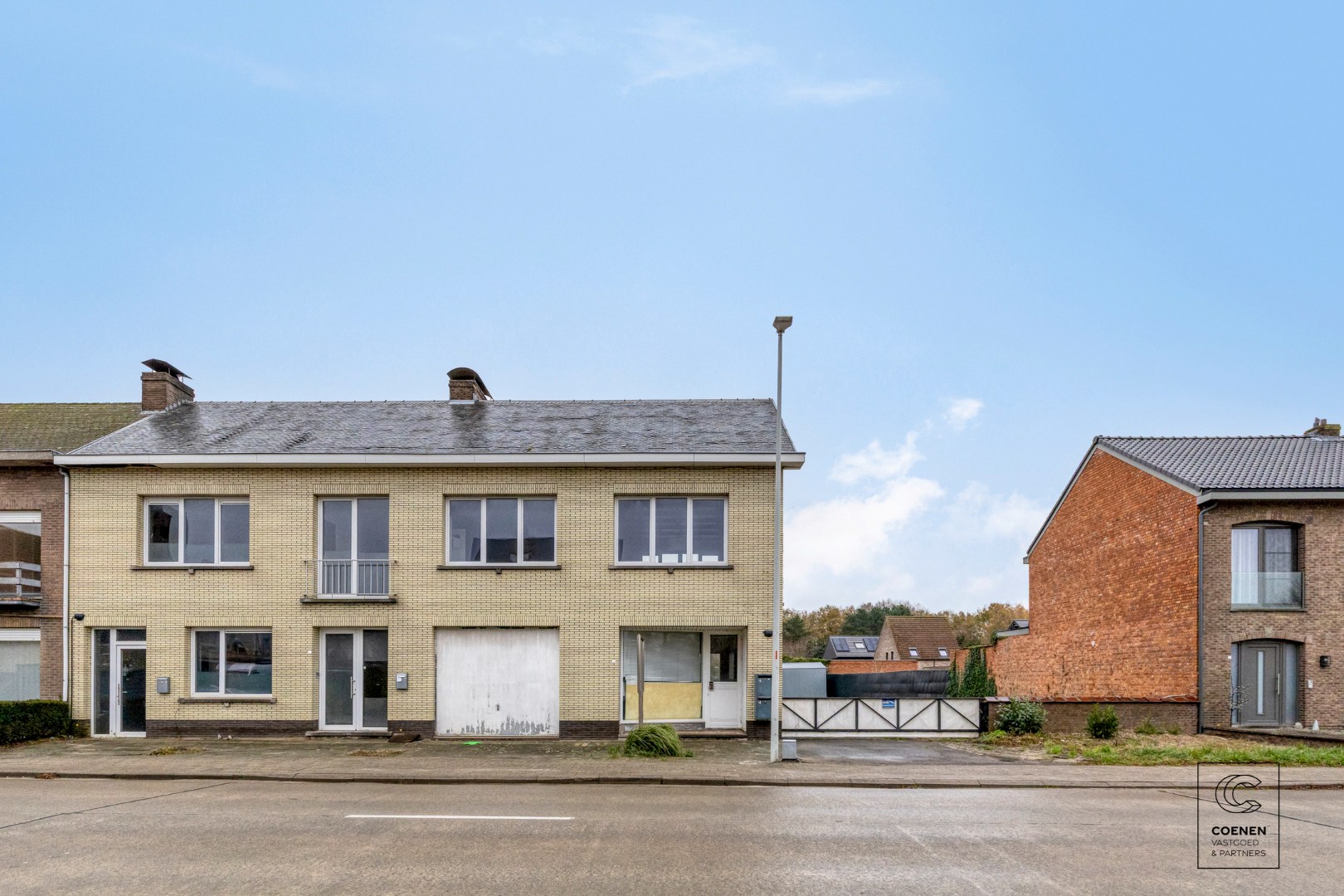 Te renoveren appartement met handelsruimte op een gunstige locatie te Kessel! 