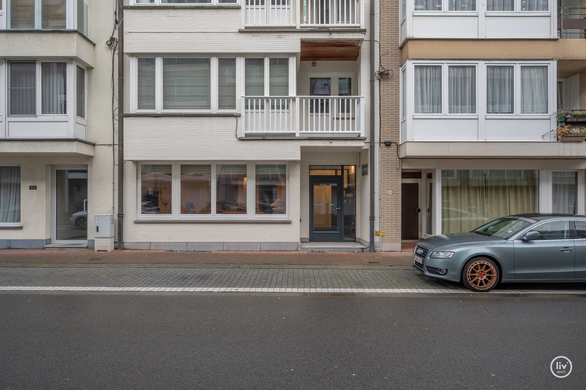 Charmant gelijkvloers appartement met 3 volwaardige slaapkamers gelegen op enkele minuten van het strand en de winkelstraten. 