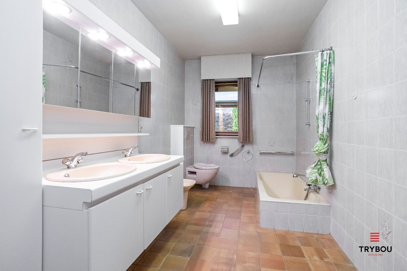 Statige villa, met enorm veel mogelijkheden, te koop in centrum Houthulst. 