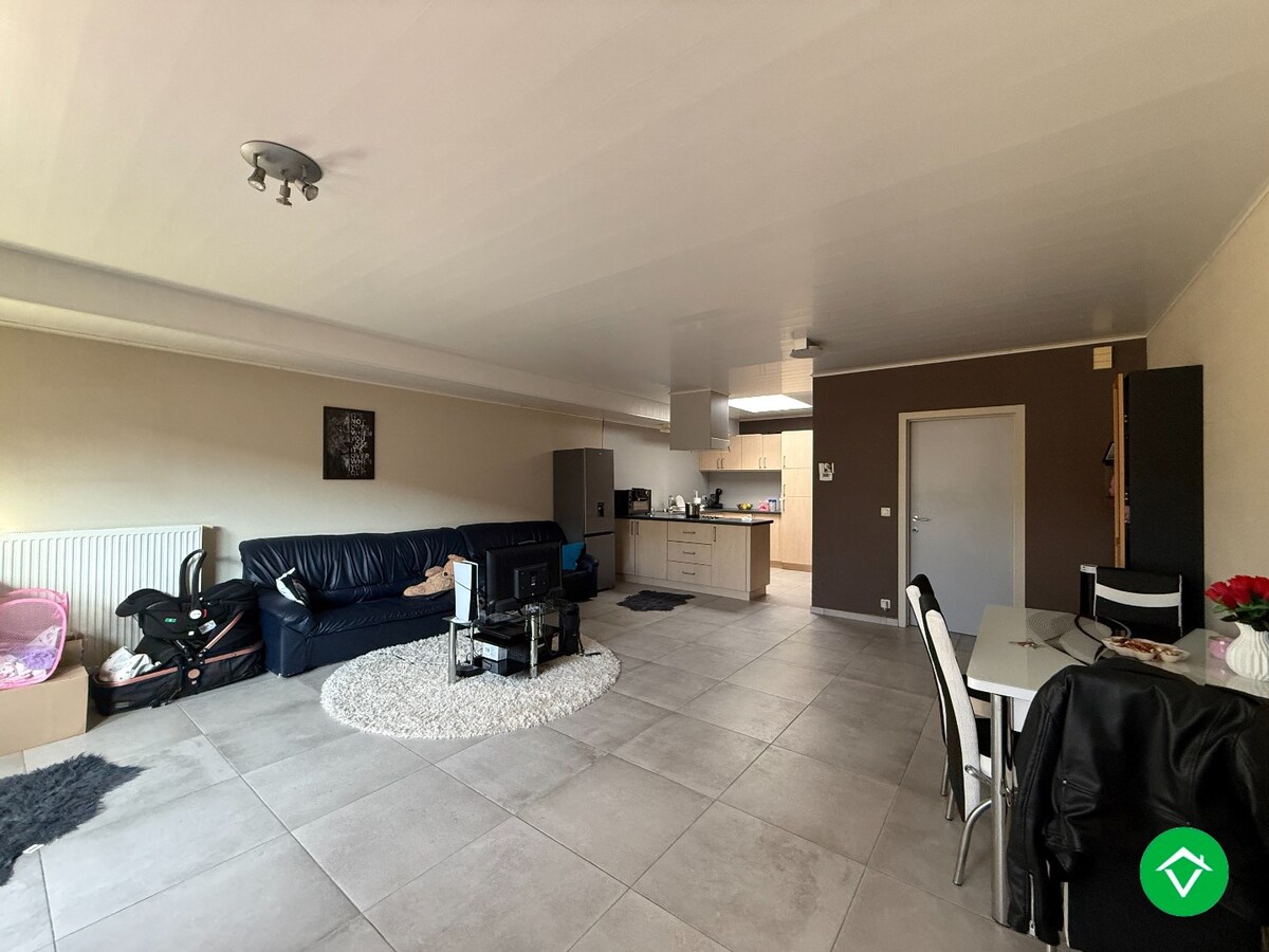 Gelijkvloers appartement met twee slaapkamers en terras te Roeselare 