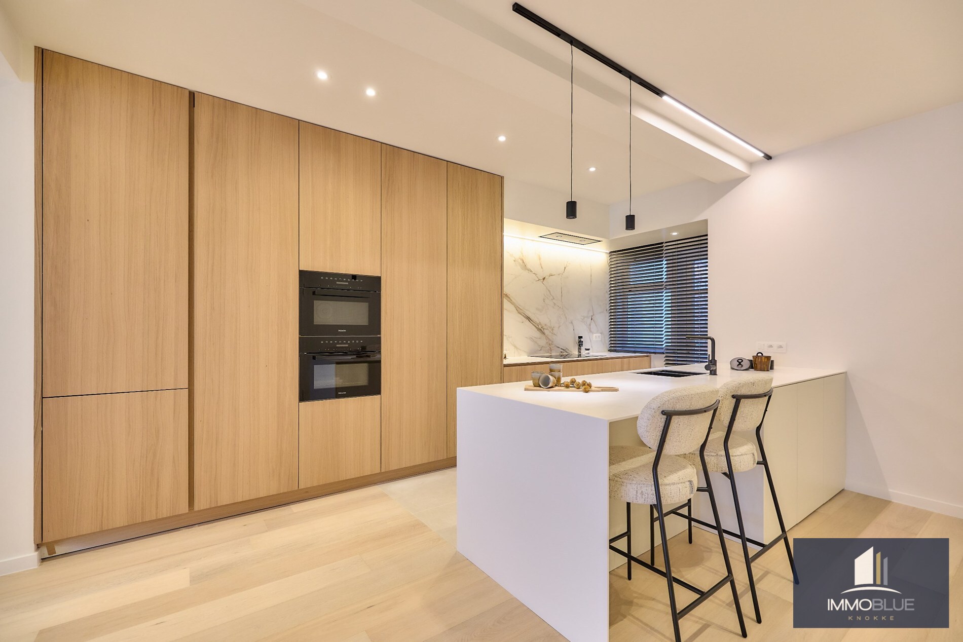 Appartement spacieux, entièrement rénové, avec quatre chambres et vue latérale sur la mer, situé à proximité de la Place Van Bunnen. 