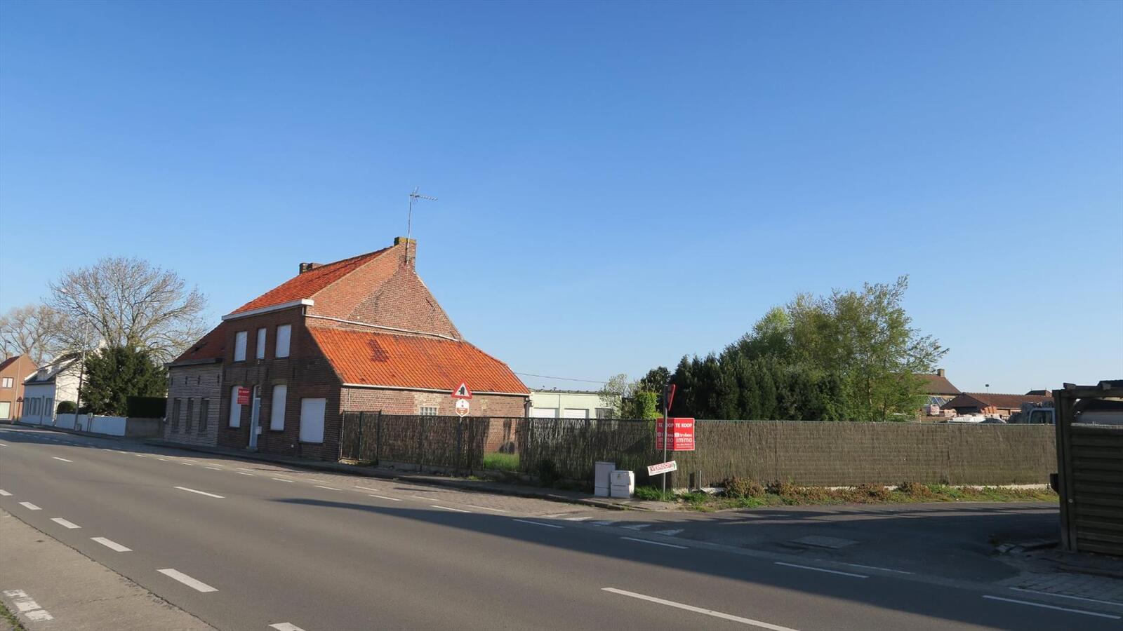 Verrassend ruime halfopen woning op  850 m² 