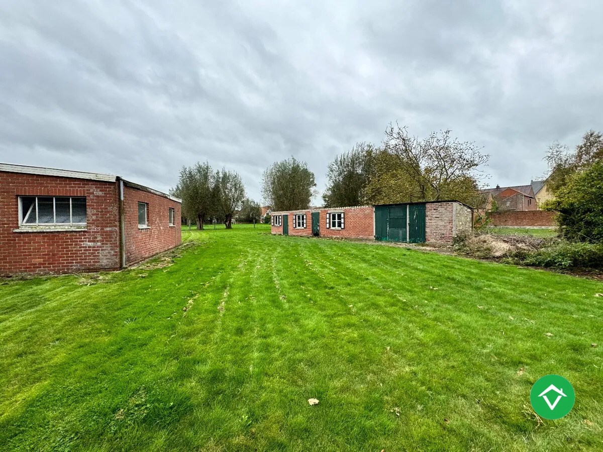 Te renoveren woning met 3  slaapkamers en bijhorend stuk grond te Koekelare 