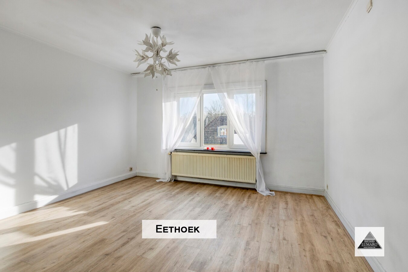 Vernieuwd duplex app. met 3 slaapkamers, terras, parking 