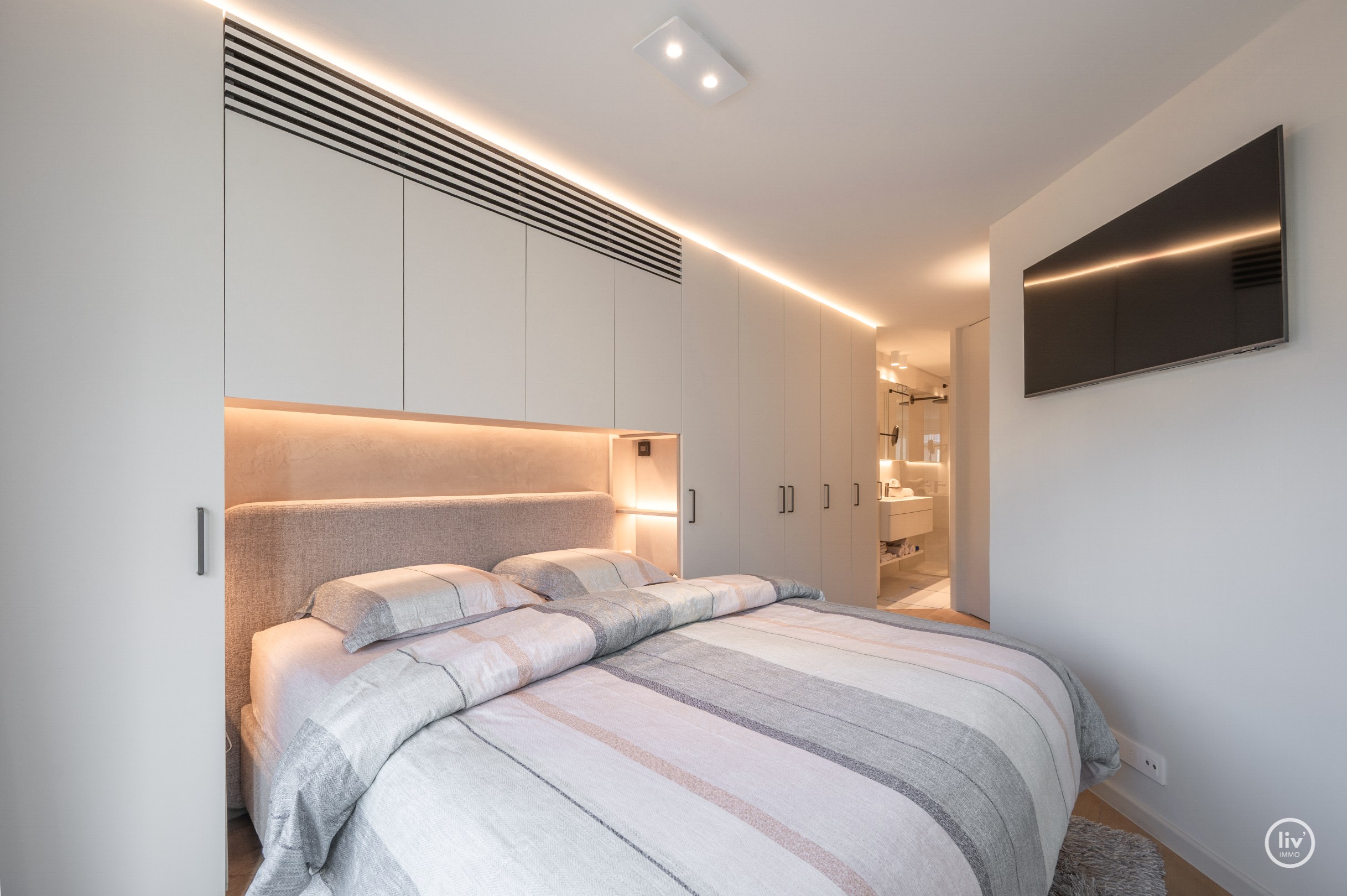 Zonnig en stijlvol vernieuwd appartement met twee slaapkamers op topligging op wandelafstand van de Lippenslaan. 
