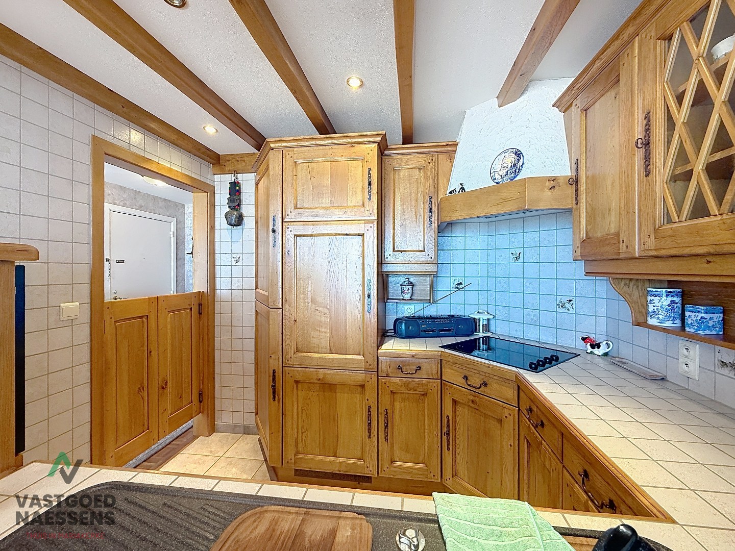 À rénover, appartement d'une chambre avec vue sur la mer et terrasses. 