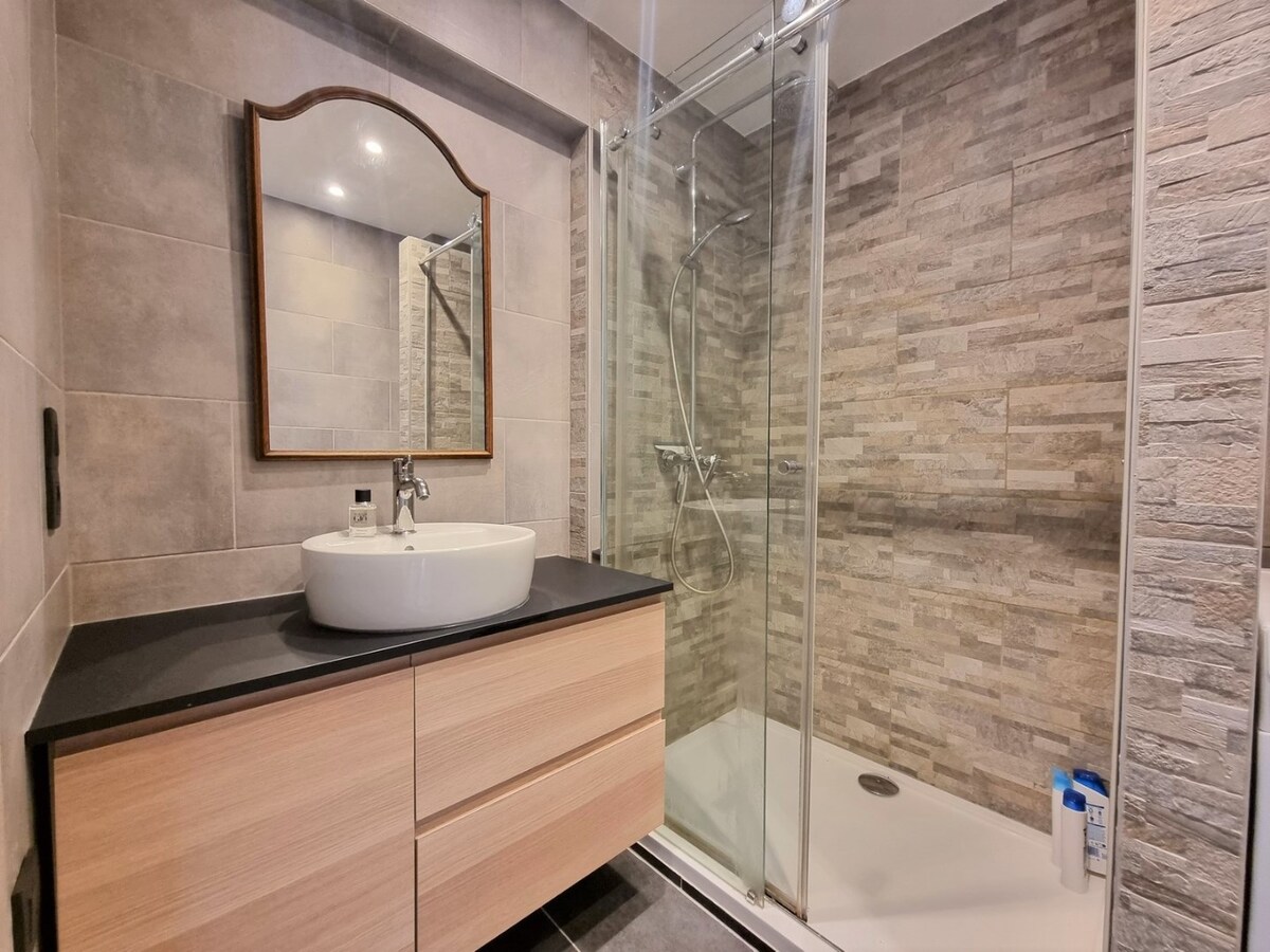 Leuk, centraal gelegen, volledig gerenoveerd appartement te Heist 