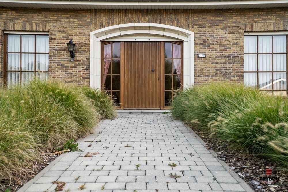 Ruime karaktervolle villa met 3 garages op 1099m² 