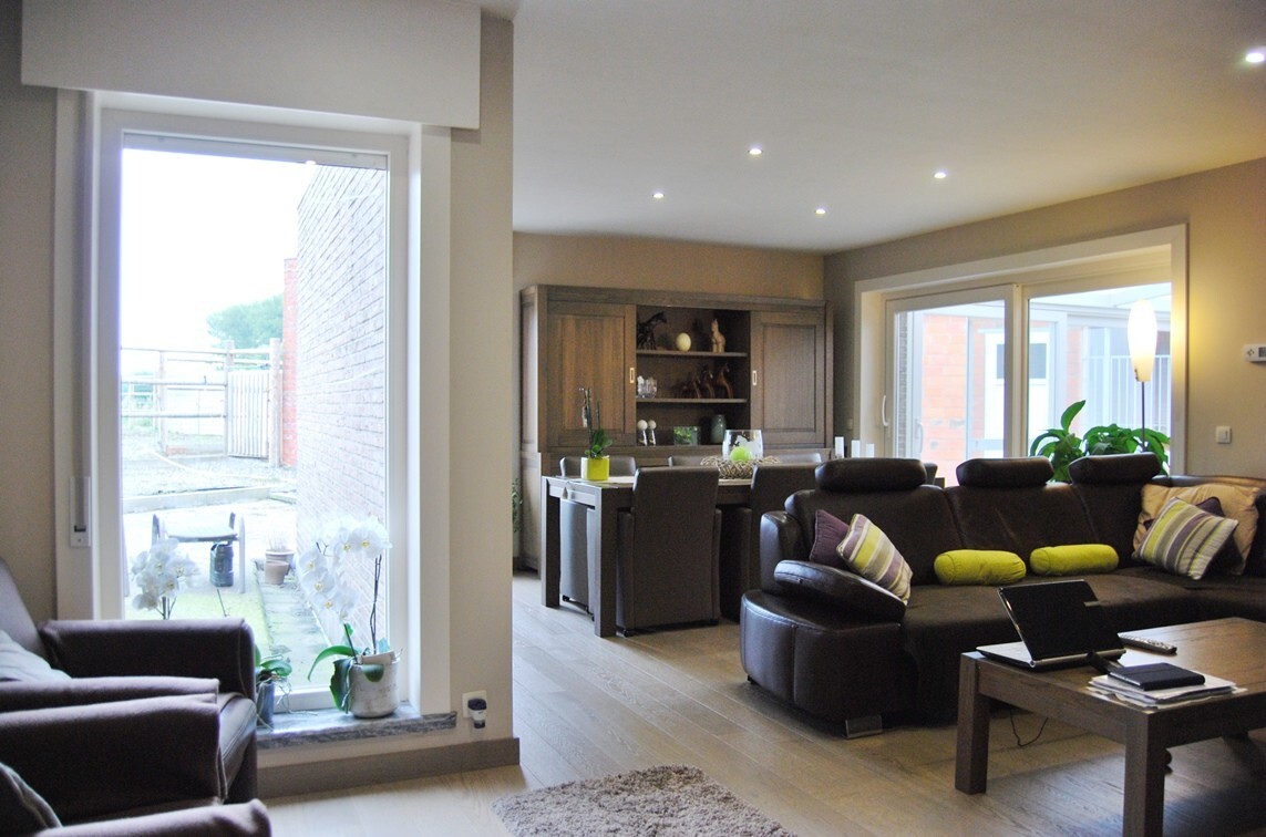 Instapklare woning met 2 stallen op ca.4000m² te Lebbeke 