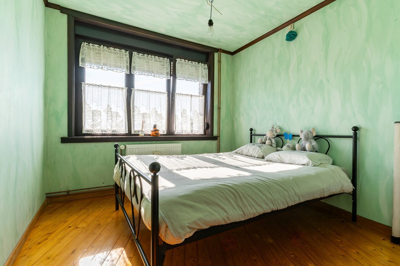 3 façades érigée sur 875m² avec terrain à bâtir, parking privé, double garage. 