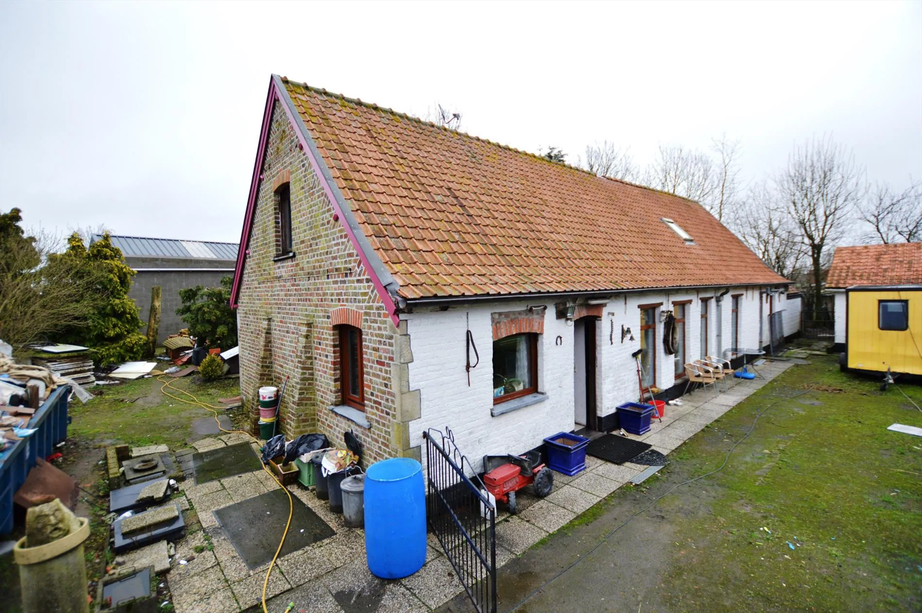 Deels gerenoveerde hoeve op 2000 m² te Wijnendale