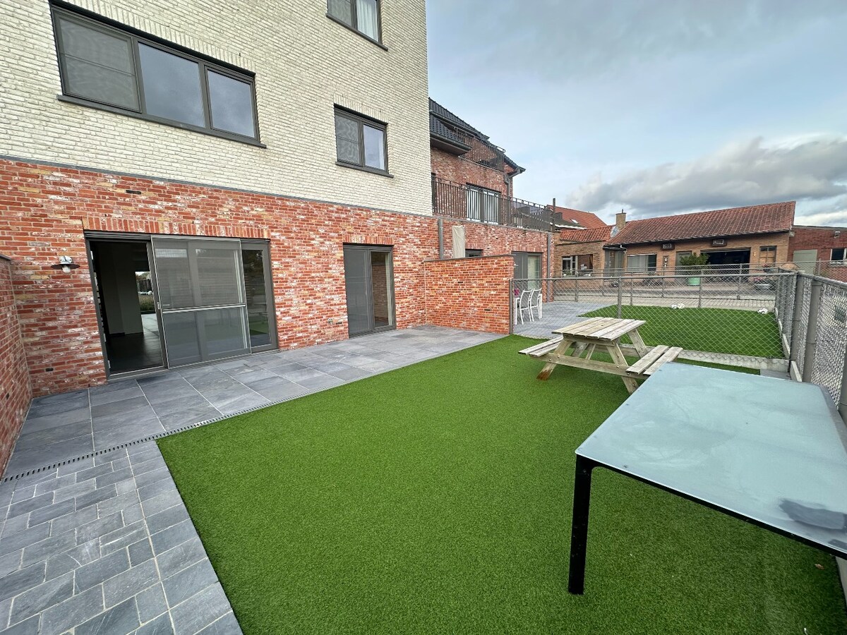 Ruim duplex-appartement met 3 slaapkamers en tuin te Werken 